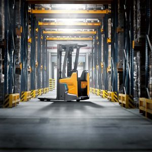 Transpalet electric cu stâlp și platformă fixă pentru operator ERC 216zi